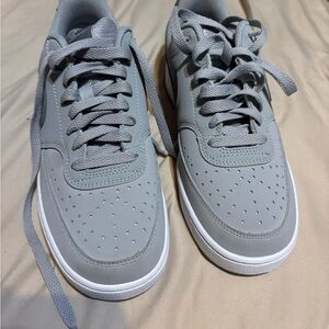 Nike Men's Light Gray Sneakers